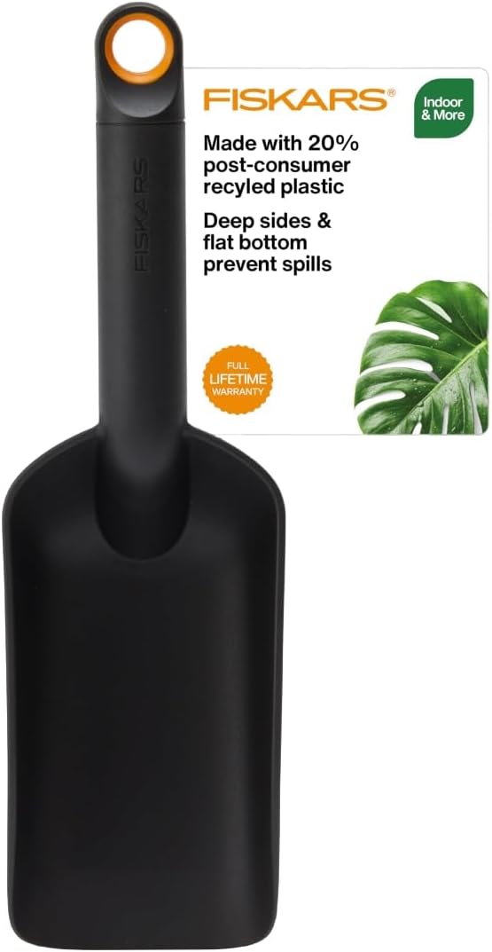 Fiskars Soil Scoop for Potting & Transplanting, 1.5 Cup Capacity, Black