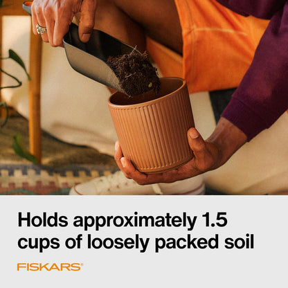 Fiskars Soil Scoop for Potting & Transplanting, 1.5 Cup Capacity, Black