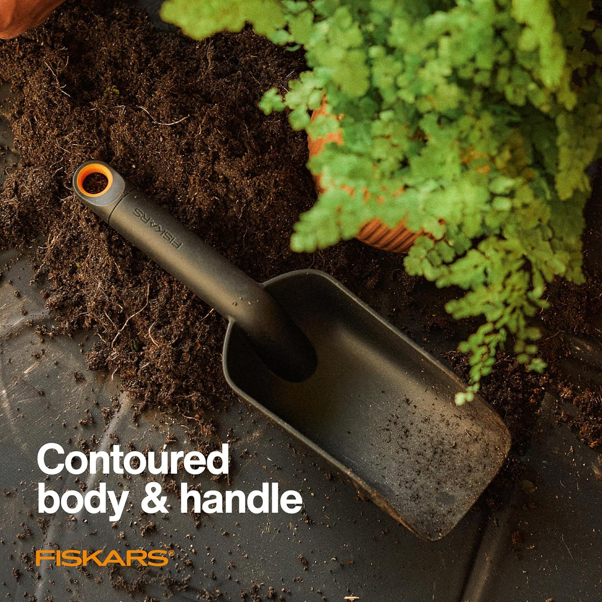Fiskars Soil Scoop for Potting & Transplanting, 1.5 Cup Capacity, Black